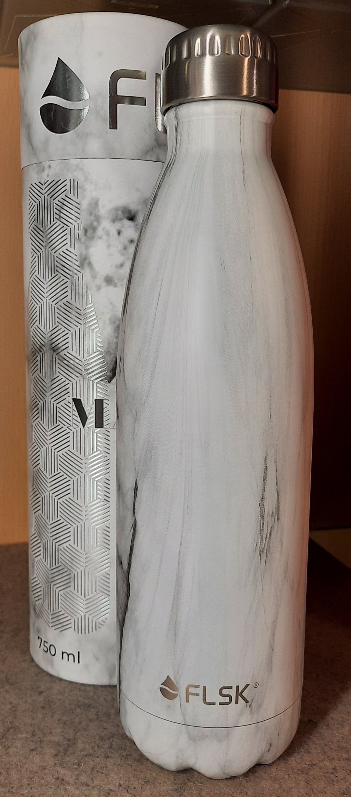 Isolierflasche  Weiss Gemustert 750 ml hält Flüssigkeiten 24 h angenehm kalt. Dank Vakuumisolierung  hält sie 18 h lang heiß