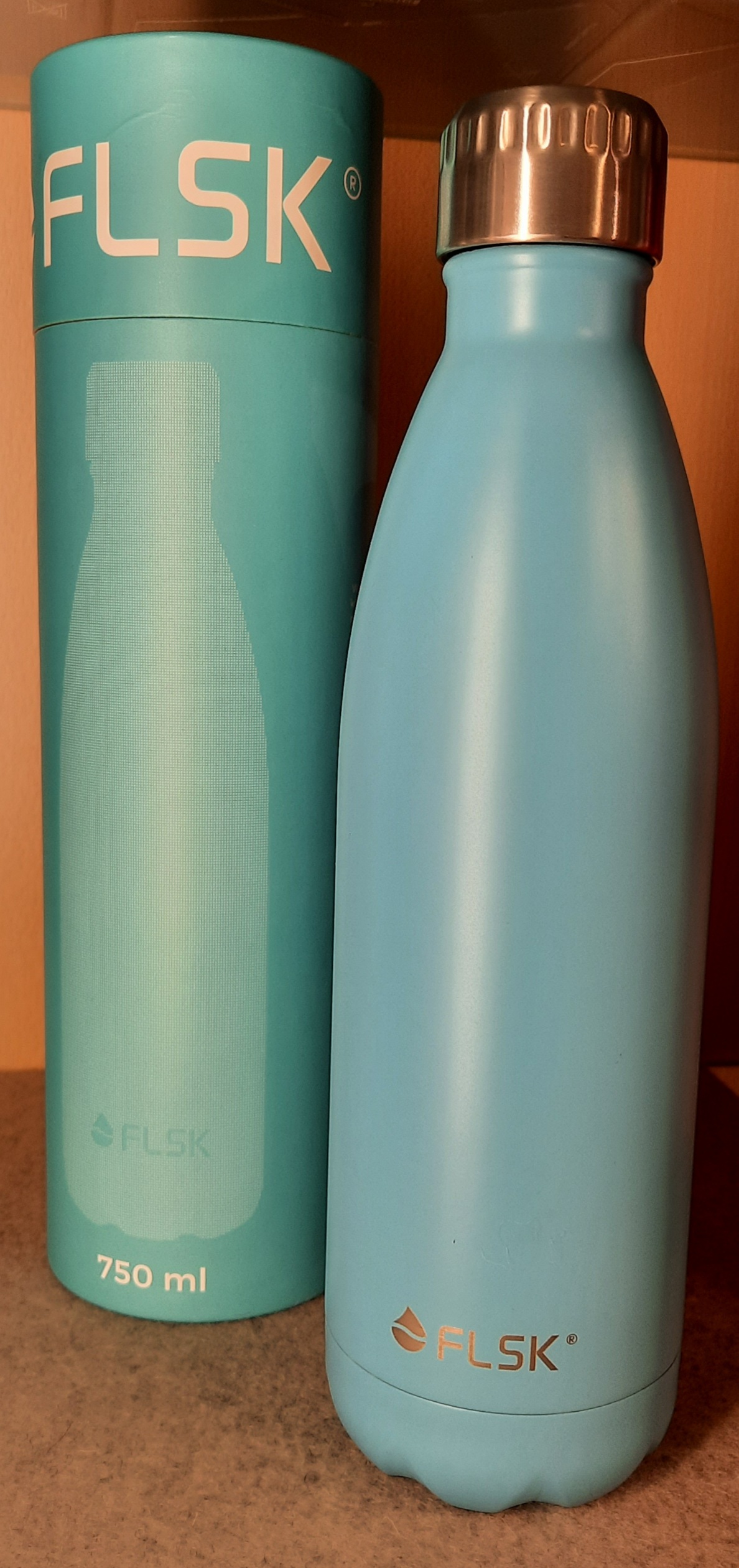 Isolierflasche Blau 750 ml hält Flüssigkeiten 24 h angenehm kalt. 