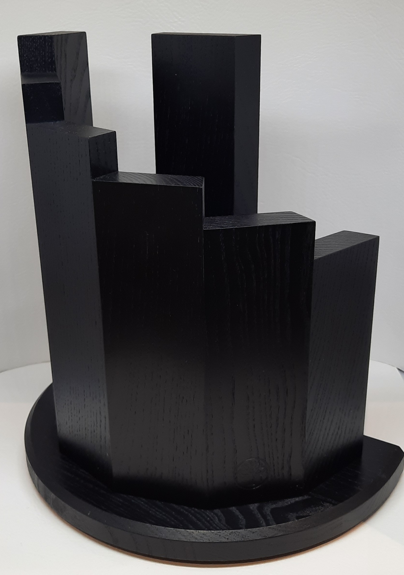 Messerblock magnetisch BLACK für max.7 Messer halbkreisförmig, Eschenholz gebeizt 25,8 cm hoch, 25,5 breit, 14 cm tief
